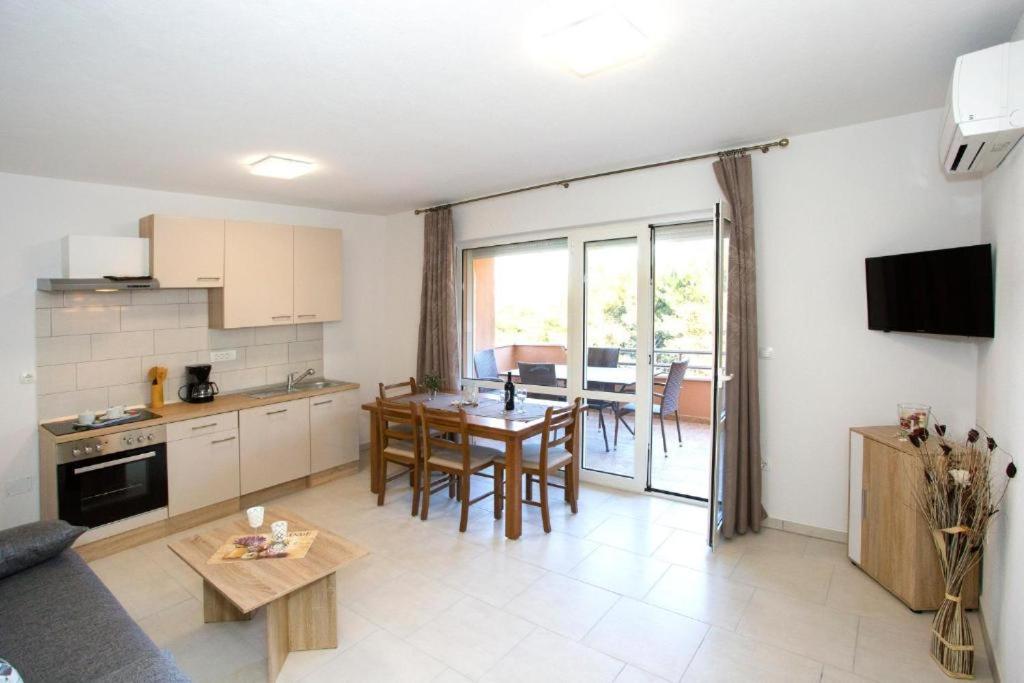 Apartments Panorama With Seasonal Pool Slatine Exterior foto