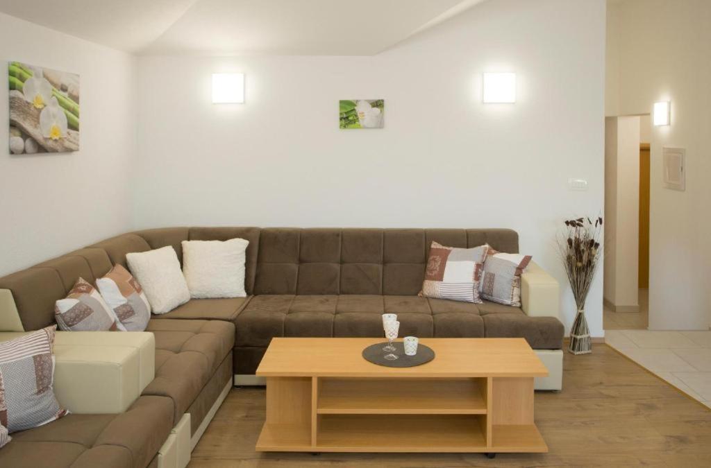 Apartments Panorama With Seasonal Pool Slatine Exterior foto